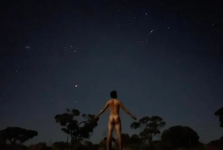 宥勝裸身觀賞南半球星空。翻攝宥勝之旅臉書