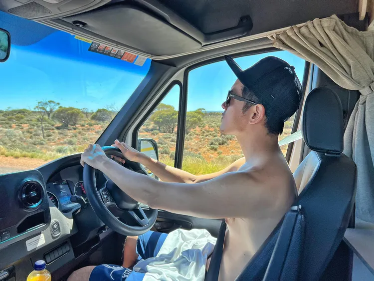 宥勝在澳洲性格都野起來，不愛穿衣。翻攝宥勝之旅臉書