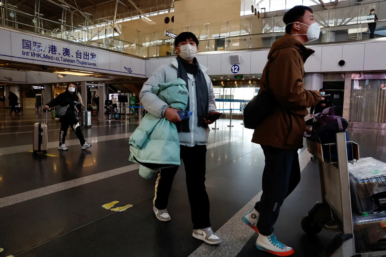 北京首都國際機場12月27日的旅客。路透社