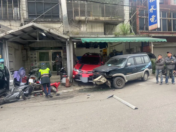 事故險些波及民宅內部。翻攝畫面