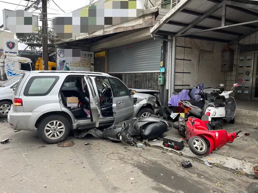 汐止小客車失控爆衝　毀8車、撞進民宅！駕駛傷重不治