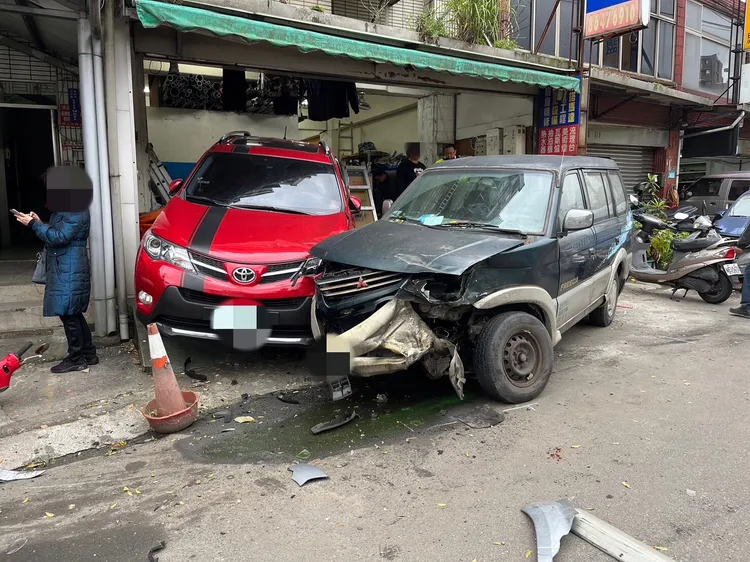 停放路邊的2部小客車遭到波及。翻攝畫面