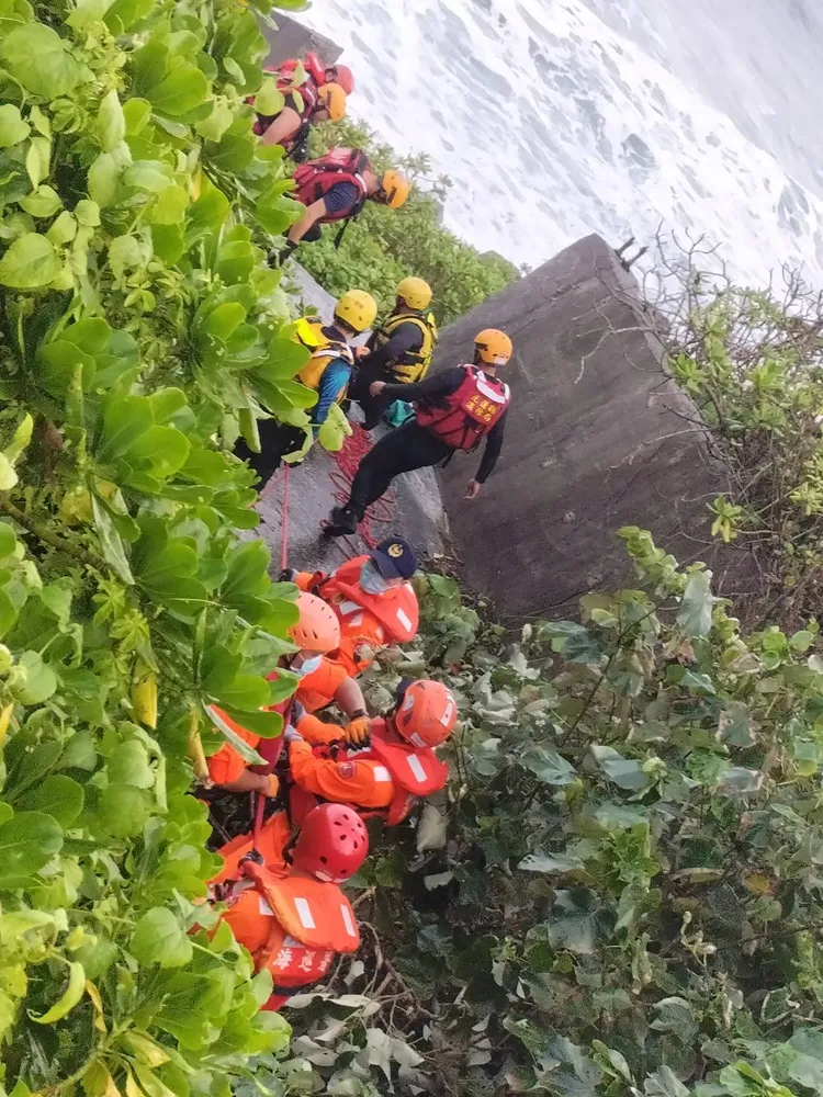 海巡人員將遺體打撈上岸。海巡提供