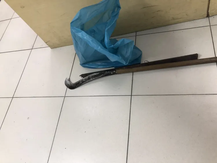 警方在莊男住處附近的水溝內發現另隻遇害犬隻殘肢2塊，以及鐵棍、菜刀、鐮刀等犯案工具。議員朱健銘提供