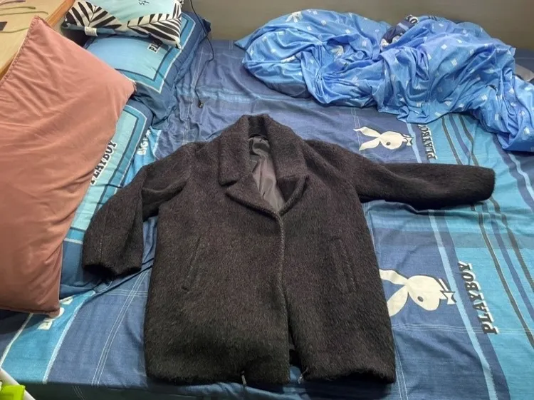 鄭男偷得的名牌服飾外套。翻攝畫面