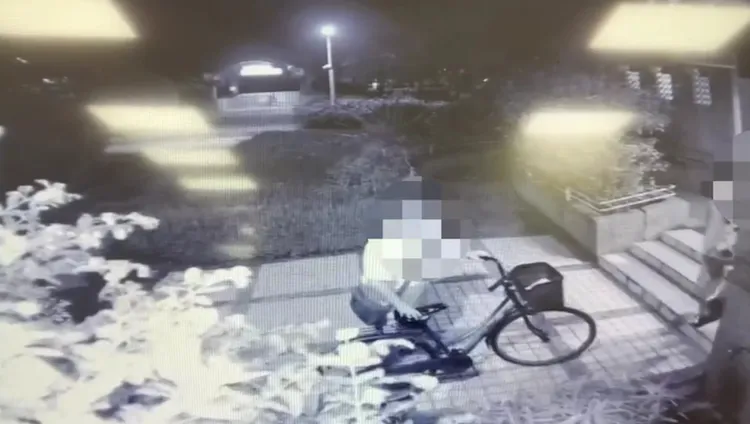 鄭男行竊後前往公園變裝。翻攝畫面