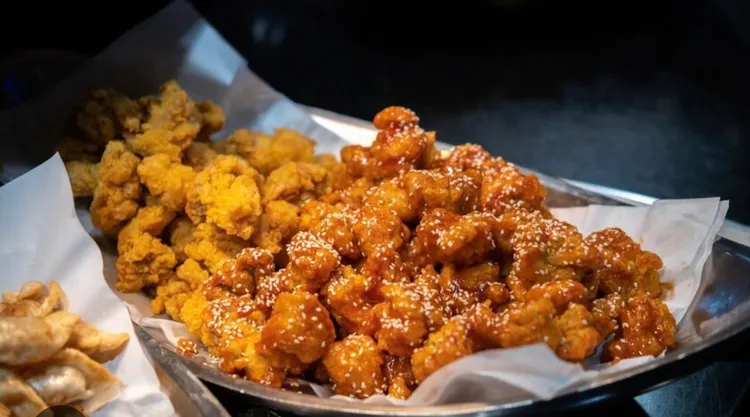 韓式醬釀炸雞使用多汁雞腿肉裹麵衣酥炸再裹上濃厚醬汁，相當受歡迎。業者提供