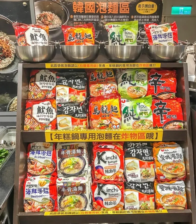 兩餐提供的泡麵，種類、口味繁多。業者提供