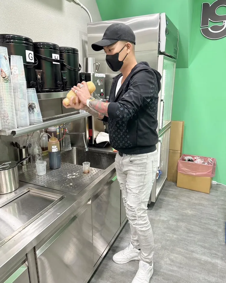 鼠薯昨天現身三重新開的手搖飲店，現場湧入大批粉絲想爭睹鼠薯本尊。翻攝《鳳梨 吳泓逸》的粉絲頁