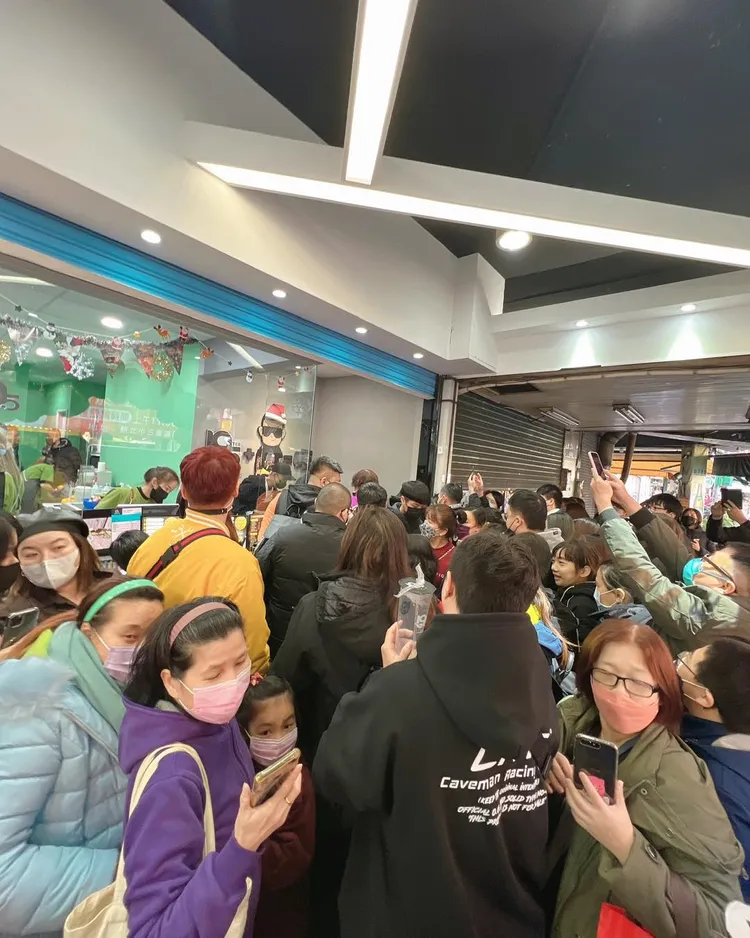 鼠薯昨天現身三重新開的手搖飲店，現場湧入大批粉絲想爭睹鼠薯本尊。翻攝《鳳梨 吳泓逸》的粉絲頁
