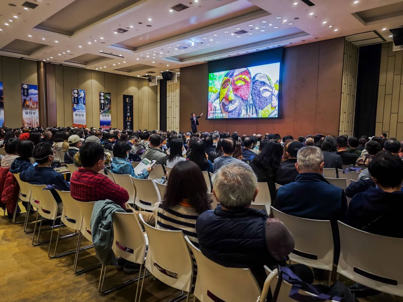 晴天旅遊日前舉辦產品說明會,現場吸引爆滿旅客參加。田欣雲攝