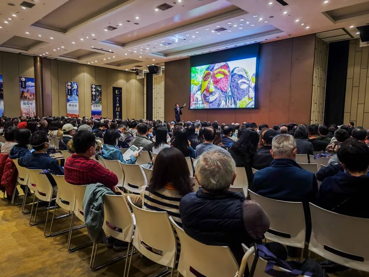 晴天旅遊日前舉辦產品說明會，現場吸引爆滿旅客參加。田欣雲攝