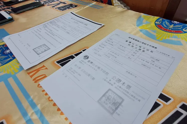 詐騙集團備有台北地檢署及台中地方法院的多張假公文。讀者提供