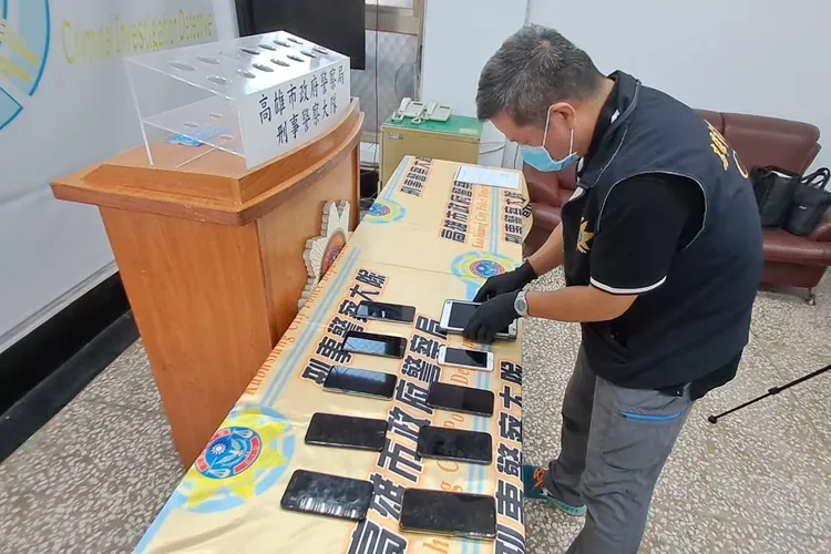 警方起出作案用假公文、手機等相關證物。讀者提供