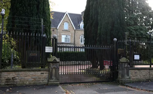 中國駐英外交官向港人施暴竟離英避調查　議員批懦夫