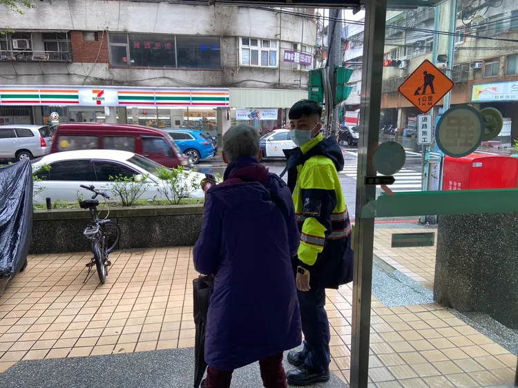 警員擔心婦人受到詐騙，只好將她從郵局帶走。翻攝畫面