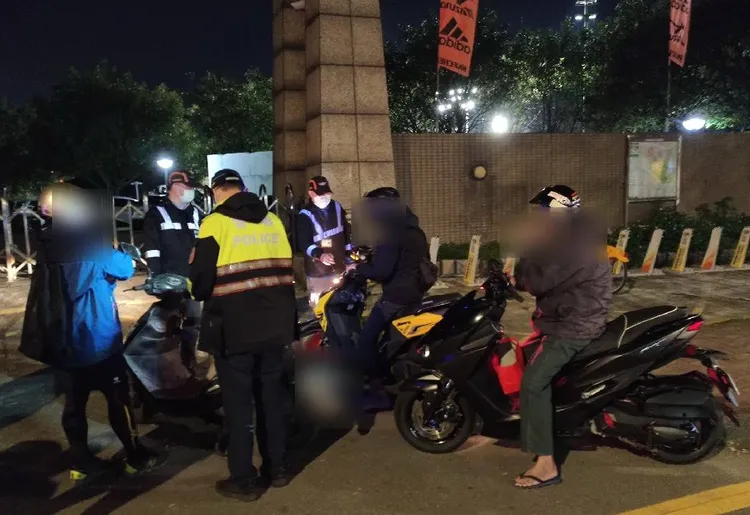 警方與監理站人員聯合稽查的情形。警方提供