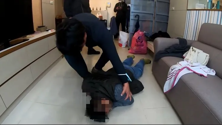 警方發現躲在衣櫃裡的李男。警方提供