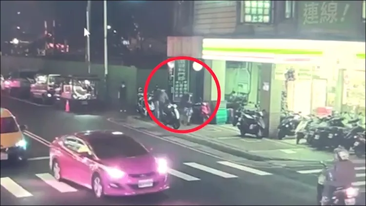 李男身穿海灘褲準備走進便利超商取款。警方提供