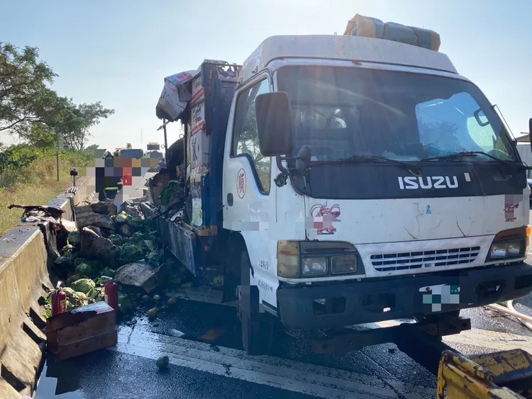 國1北上民雄交流道下午一輛滿載蔬菜大貨車發生火燒車事故。警方提供