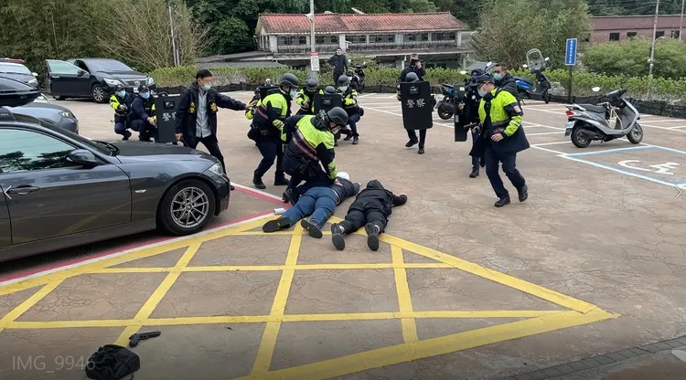 警方根據行員提供歹徒資訊，成功圍捕犯案歹徒。翻攝畫面