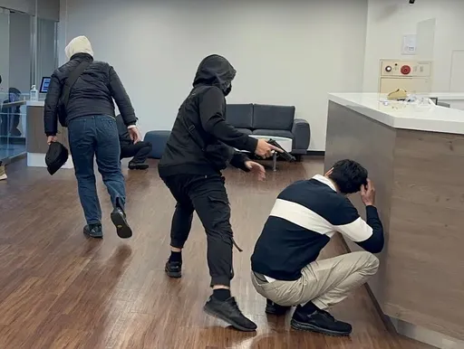 「不要動，搶劫」銀行員機靈助警抓人　麥緊張！基隆防搶演練好逼真