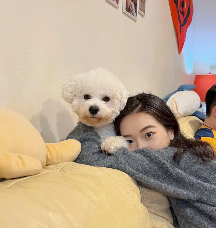 陳紫渝雙手環抱狗狗。翻攝陳紫渝臉書