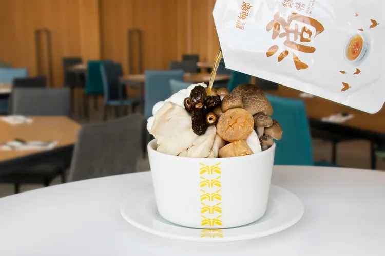 農純鄉滴雞精融入羊肚菌干貝雞湯。南港老爺提供