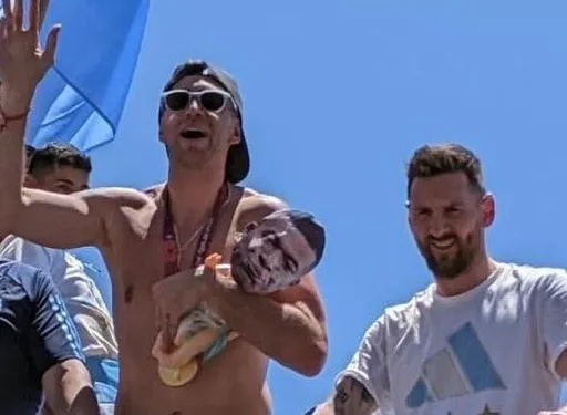 酸到爆！阿根廷門將又惹事　竟然抱著「穆巴佩娃娃」參加封王遊行