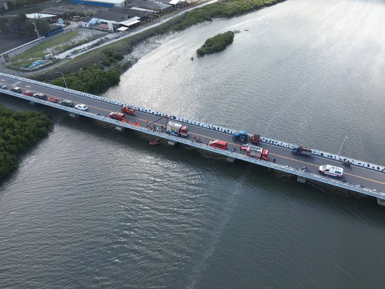 搜救人員以水陸空3D搜救。民眾提供