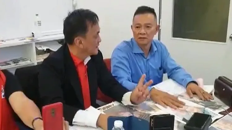 林勇隆（右）開記者會揭露被戴綠帽，希望各界協助尋回被劈腿妻子帶走的兒子。翻攝自《中國報》