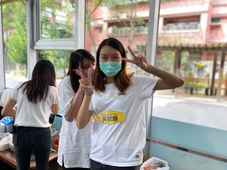 新北市泰五林社福中心實習社工黃毓晴用益生菌終於取得體弱長輩的檢體相當開心。新北市府提供