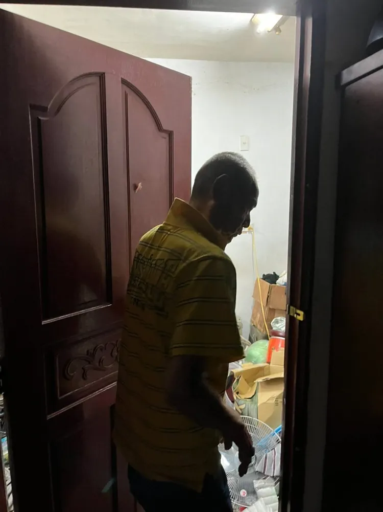 黃爺爺租屋處堆滿雜物  門幾乎打不開。新北市府提供