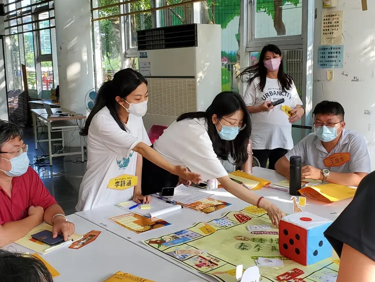 新北市泰五林社福中心實習社工李詩涵（左2）協助要安置的體弱長輩取得檢體 感覺是難得。新北市府提供