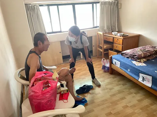 實習社工照顧體弱長輩 用盡辦法讓他「嗯嗯」經驗讓人難忘
