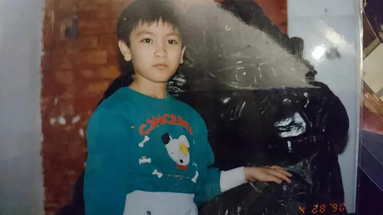 羅平曾分享小時候照片形容是「老起來等」。翻攝羅平臉書