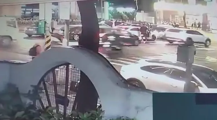 毆打完被害人，一行人還把對方車輛開走。翻攝畫面