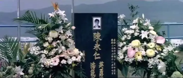 陳永仁墓碑刻上終於2002年11月27日。翻攝《無間道》