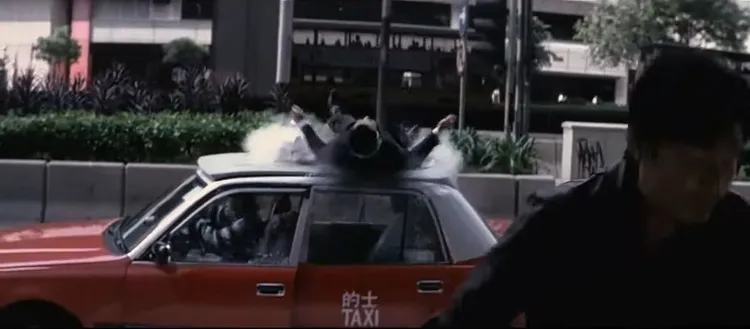 黃Sir突然墜落到車頂，片中人物和觀眾都相當震撼。翻攝《無間道》