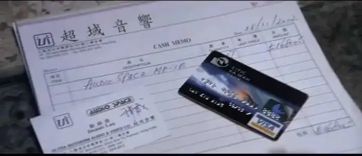 陳永仁推薦劉建明買音響的收據日期是2002年11月28日。翻攝《無間道》