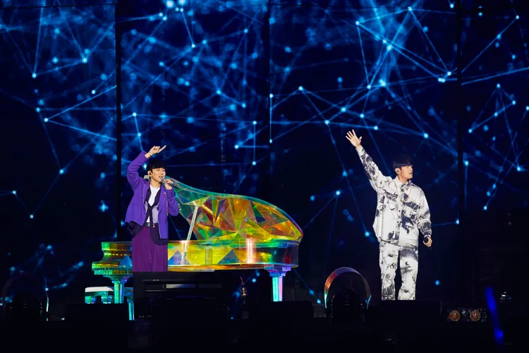 林俊傑(左)為周杰倫伴奏。JFJ Productions提供