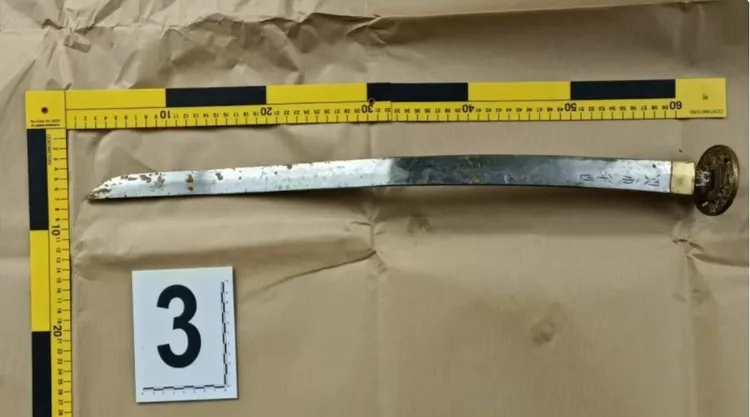 法迪爾持有的武士力。翻攝新加坡警察局