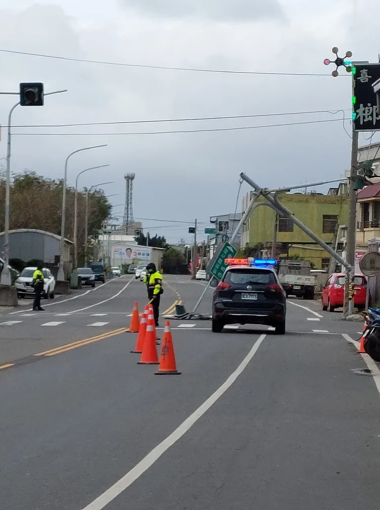 警方管制通行，以避免發生危險。翻攝臉書社團「伸港小鎮」