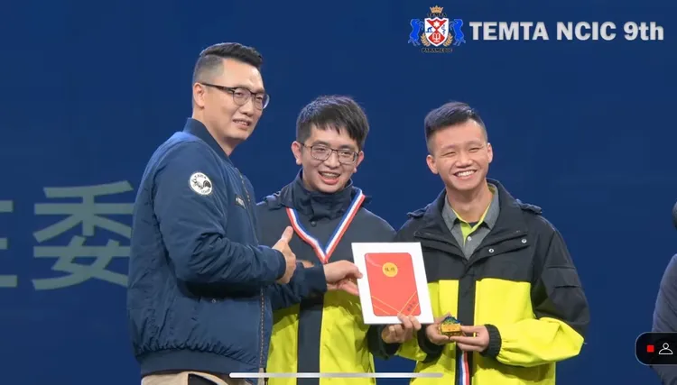 全國呼吸道插管組競賽中，宜蘭縣政府消防局高級救護員吳明哲（中）及楊常淨（右）拿下佳作。消防局提供