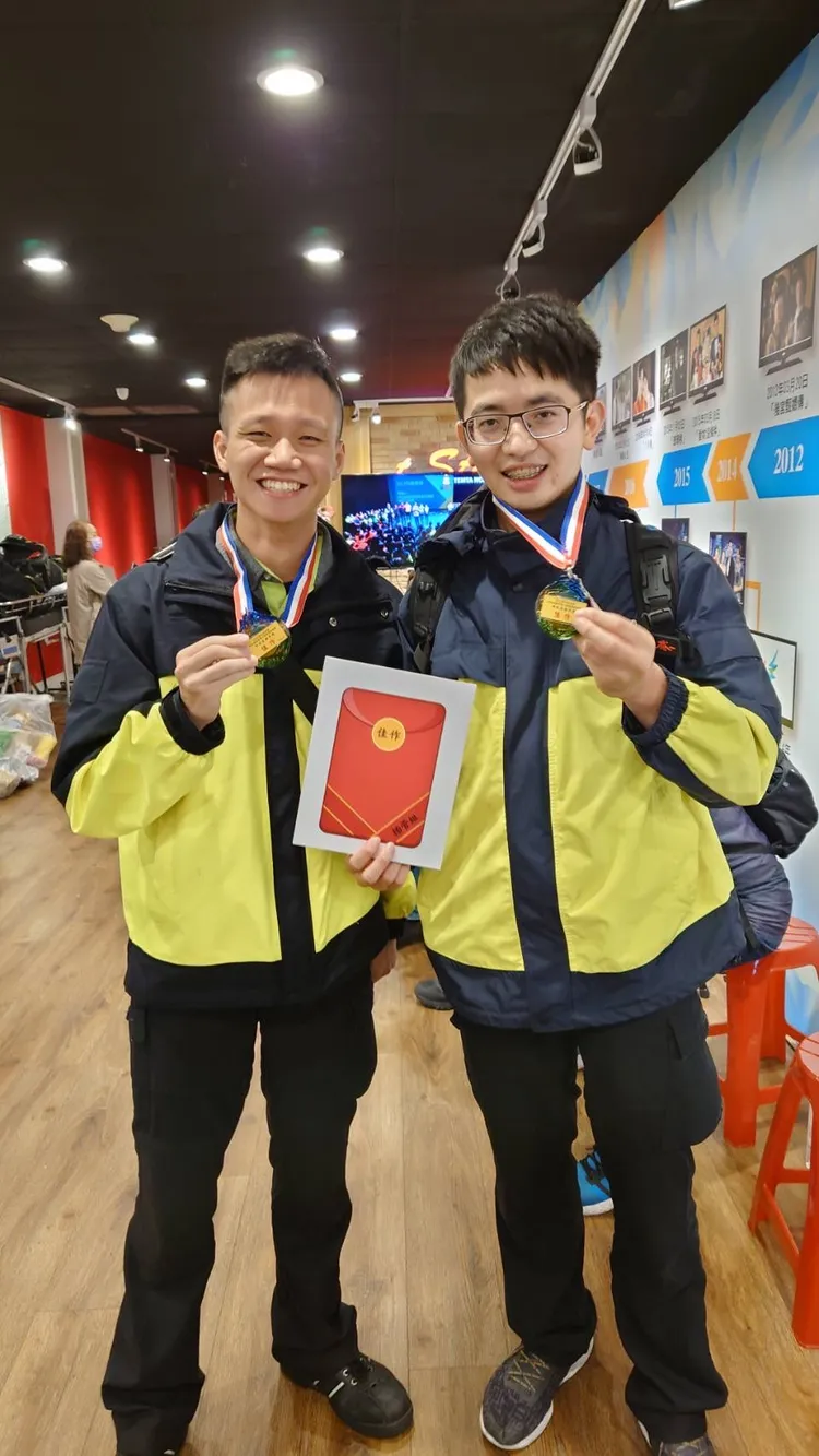 宜蘭縣政府消防局高級救護員吳明哲（右起）及楊常淨在全國呼吸道插管組競賽中拿下佳作。消防局提供