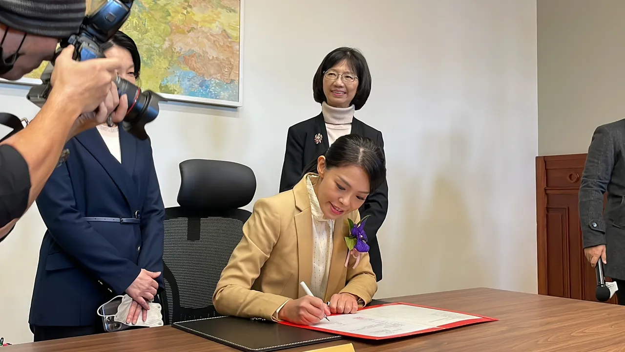 高虹安就職後,也到市長室批核上任後第一份公文。黃羿馨攝