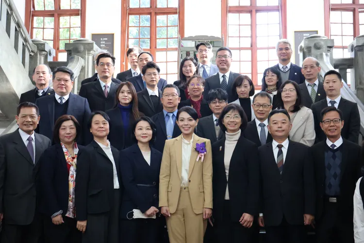 高虹安今天就職新竹市長，與一級主管和新內閣團隊一起上工。黃羿馨攝