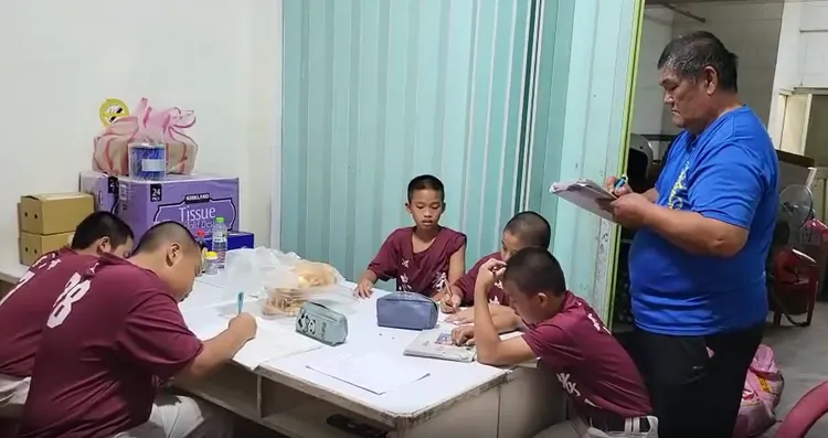 忠孝少棒總教練王國泰身兼父職，照顧孩子生活起居。  頂新和德文教基金會提供
