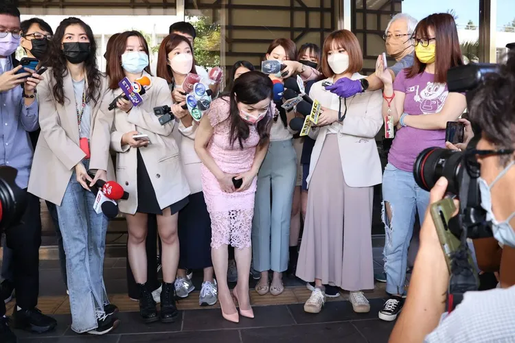 周玉蔻在張淑娟提告當天到北檢外鞠躬道歉。資料照片