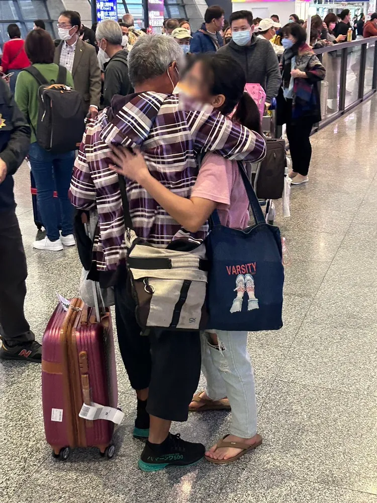 金女在機場見家人情緒激動擁抱痛哭。花蓮港警總隊提供